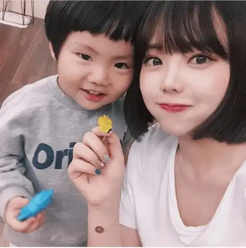 ins童颜美少女复出就要挨骂,网友又忍不住模仿她,冤枉么