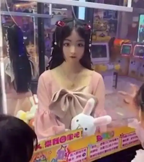 真人版娃娃机引热议,二次元女孩钻进娃娃机,长相被称太吓人