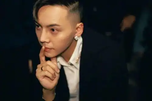 陈伟霆在滑雪场拍女生背影,被对方男友勒令删除,他秒怂了