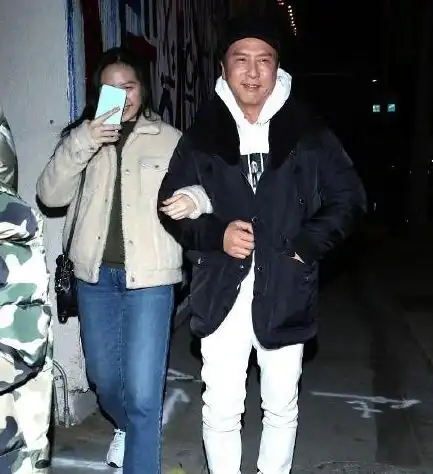 甄子丹和女儿同行手挽手超有爱,女儿亭亭玉立露娇羞气质佳