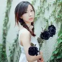 手拿一根玫瑰花头像唯美微信头像图片大全