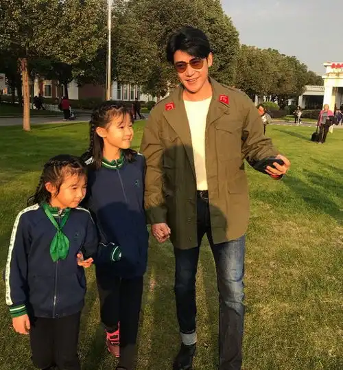 陆毅再年轻十岁就没鹿晗什么事看到他大学照,网友信了这句话