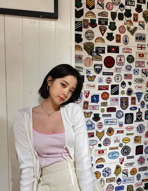 欧阳娜娜胖了也很美,百褶裙配腿袜大走日系风,肉一点更有女人味