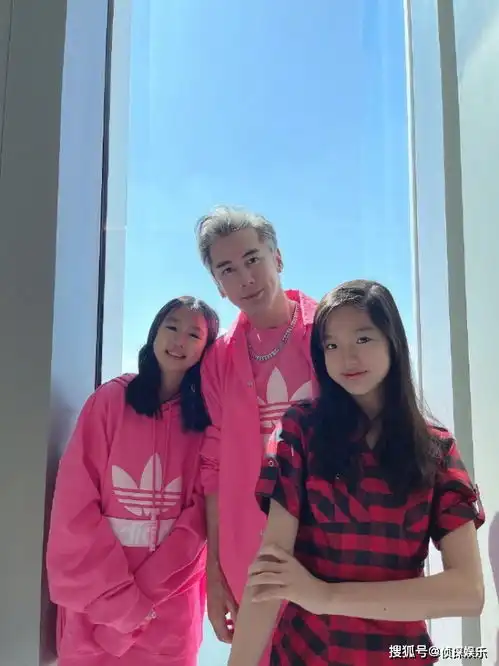 张伦硕花钱买二女儿秘密惹哭对方,晒与妻女合照秀幸福被喊话道歉