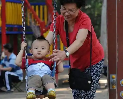 为什么姥姥逐渐成为带娃的主力军,奶奶去哪了背后原因引人共鸣