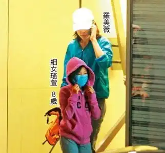 张学友一家四口庆母亲节12岁大女儿张瑶华曝光