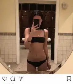 李咏的16岁女儿法图麦,在社交平台上发自己的比基尼泳装照片