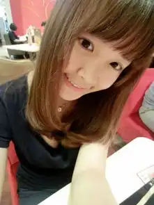 我是一个14岁女孩,现在上小学6年级,我现在的头发特别长,现在想剪个短发脸稍微宽点,下巴不是很尖...