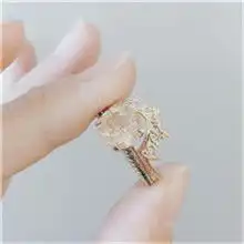 女生戴翡翠戒指的头像照片,展现自然与奢华的完美结合