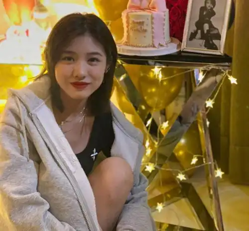 章子怡晒出继女的生日照,不愧是星二代,穿普通衣服都很时髦