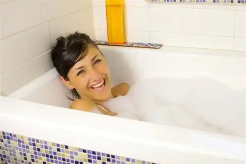 为什么女性洗澡时也会站着尿尿除了爽,还有这2点原因,别害羞