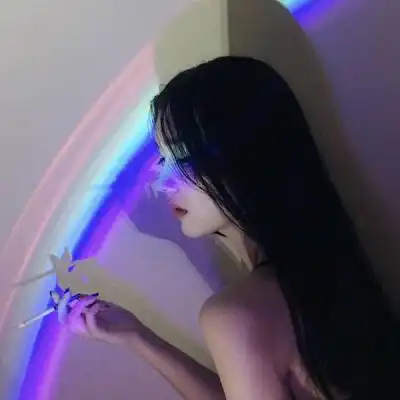 qq高冷女头像抽烟