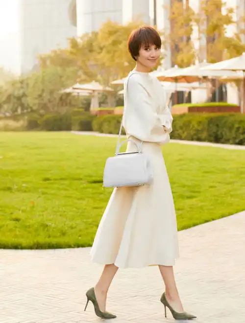 有种人天生自带高级感,袁泉衬衫搭配半身裙干练利落,精致干练