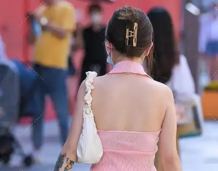 挂脖粉色修身连衣裙,性感又美丽,少女感满满