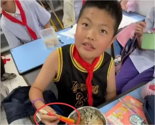 哭笑不得重庆一男孩吃饭忘带餐具,老师气得直夸你是个人才