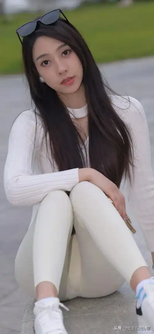 街拍戴眼镜的白衣时尚少女美图