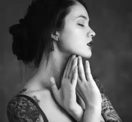 性感纹身妹子如此的诱惑