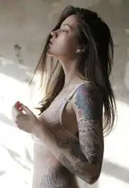 俄罗斯纹身美女半裸照