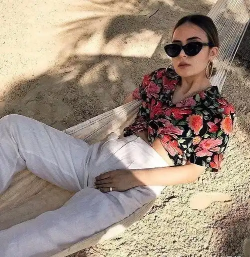 这些花衬衫挑战难度真高外国时髦女郎比较大胆,穿起来有女人味