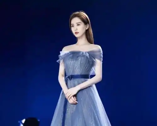 刘诗诗登上时尚芭莎闭年刊,baby新封面返璞归真,伪素颜出镜