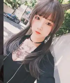 网红美少女展现天使与恶魔的双重魅力