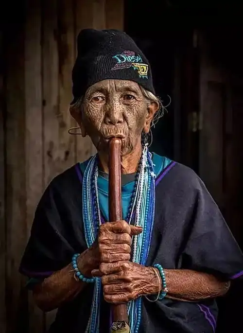 一帮靠纹脸和炫珠子来躲避性侵的女人