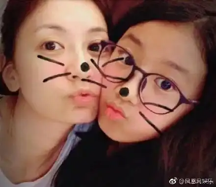 汪峰大女儿自拍被盛赞小仙女,小苹果私下很粘章子怡,重组家庭星二代们过得其实也挺幸福