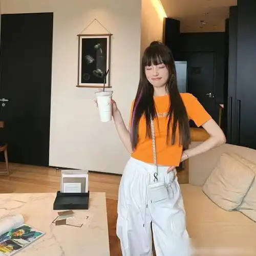 李小璐最新紫发丸子头齐刘海,非主流复兴性感甜美很个性