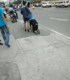 辣眼睛小伙竟被女子拖着在路上遛狗路人纷纷围观