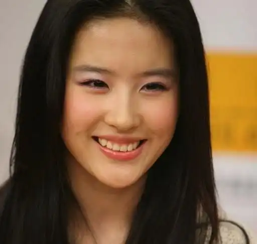 刘亦菲大笑牙齿很丑,却从未整容,教会孩子自信是父母引导的关键