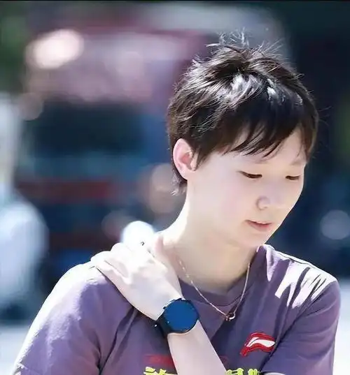 惊艳王曼昱16岁仙女照曝光,球友颜值不输明星,美貌与才华并存