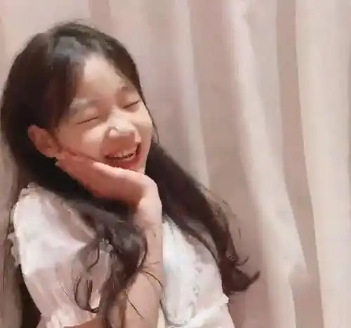 小s女儿们穿公主裙喝下午茶,许老三自夸可爱,托腮wink超自信