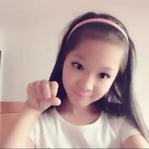 13岁汉服女孩儿走红,美到心动却毫无稚气,网友这脸让人心疼