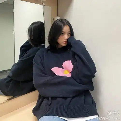 组图欧阳娜娜绿洲晒日常美照小花卫衣配牛仔裤少女感十足