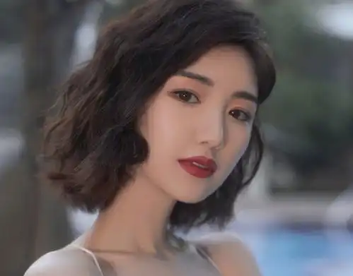 港风辣妹上线毛晓彤大露美背,穿着开叉长裙亮相,这身材绝了