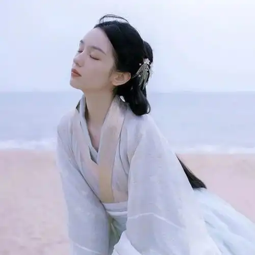 意境真人汉服头像晓看天色暮看云行也思君坐也思君