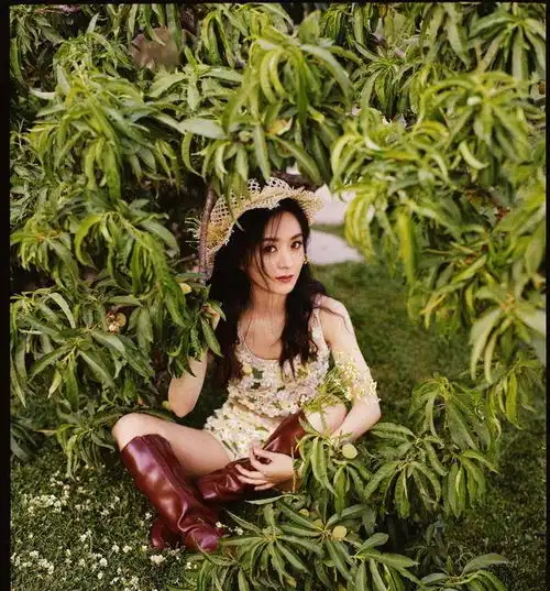 赵丽颖时尚很有特色,一袭田园风粉色连衣裙,满满的浪漫气息