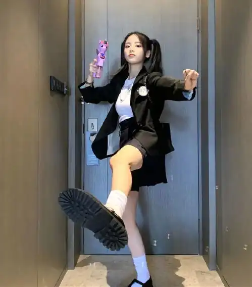 杨超越走港风路线太美艳了一头偏分披肩发,真是美到人心里了
