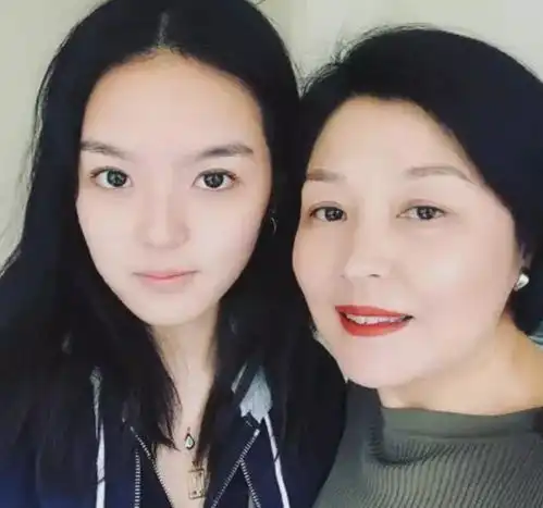 李咏病逝4年了,遗孀哈文的痴爱让人泪目,李咏当年的选择很正确