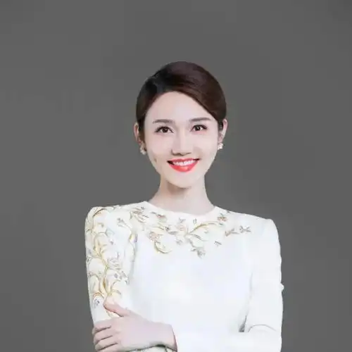 龙洋接替董卿李思思回归春晚多次犯错仍稳坐央视一姐宝座