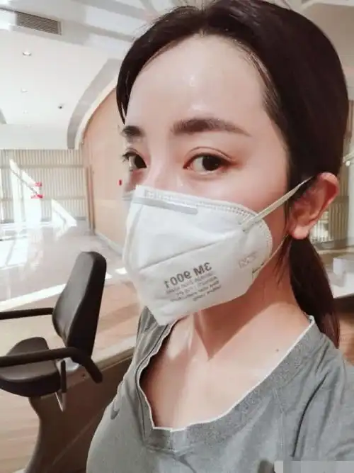 李思思戴口罩健身,没美化的脸清纯,气质却还不及董卿