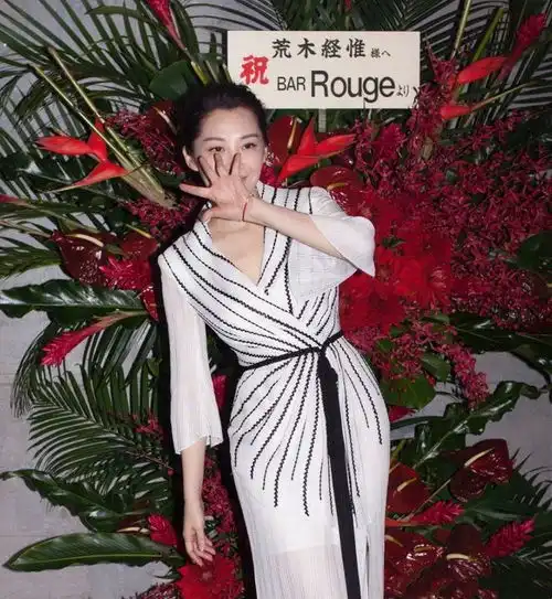 许晴不愧是尤物身材,一袭露肩裙美得太出众,昂首挺胸真撩人