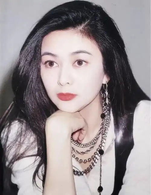 57岁的关之琳参加活动,最伤心的事就是美人迟暮