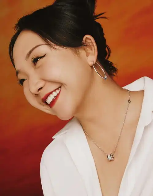 辣目洋子代言宝格丽,展示胖女孩的美,穿白裙气质很大气