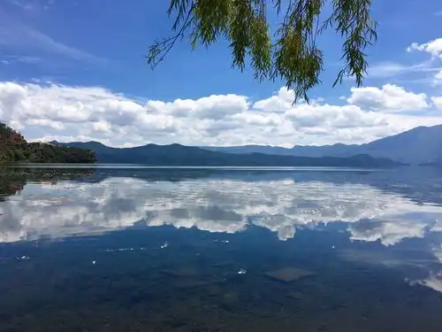 25岁小仙女泸沽湖旅行,拍最美杂志封面照,网友果然身材要好