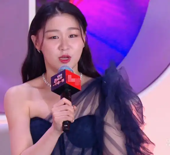 江苏晚会女星比美热巴美如仙女,杨幂港风吸睛,张雨绮发福臃肿
