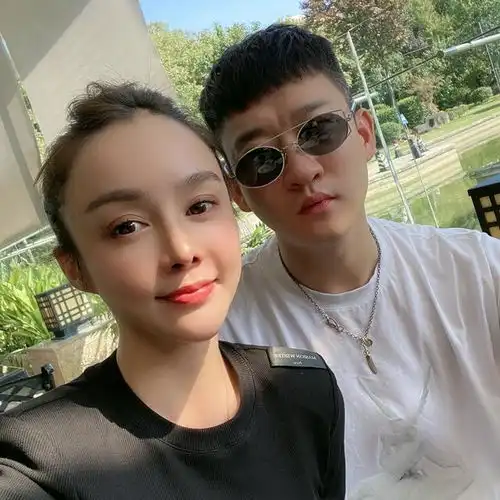 网传曹云金强行拽女生上车,曹云金女友回应我俩闹着玩儿呢
