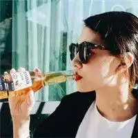 姑娘我高冷又霸气高冷范儿戴墨镜美女头像