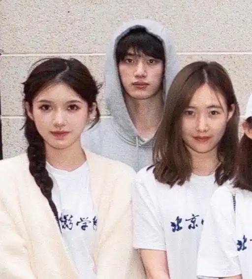 合照曝光丁程鑫因太矮被嘲,女同学颜值高,还有翻版张予曦