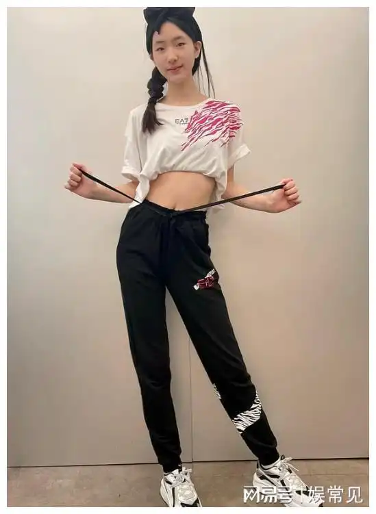 小s长女晒近照,16岁许曦文疑为拍戏剪掉长发,短发造型超像妈妈